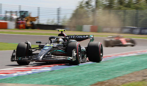 予選7位となったメルセデスのハミルトンは、デグナーカーブで外にはみ出す（撮影・宮崎幸一）