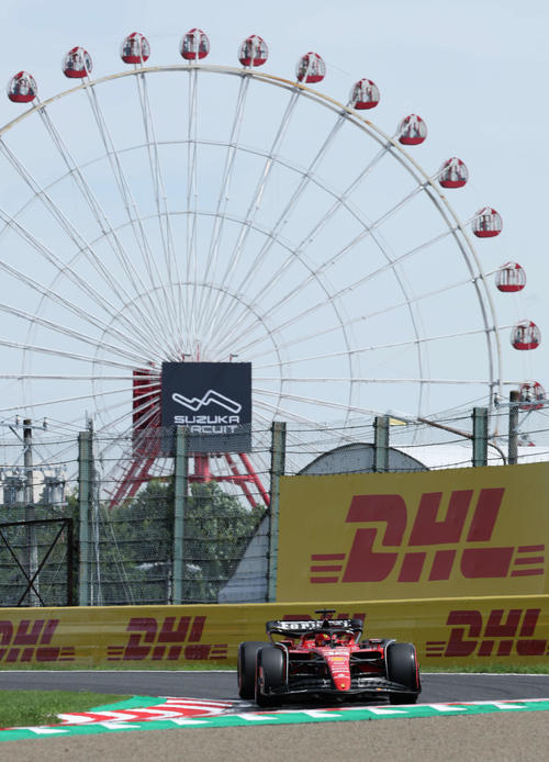 観覧車をバックに走るフェラーリのルクレール（撮影・宮崎幸一）