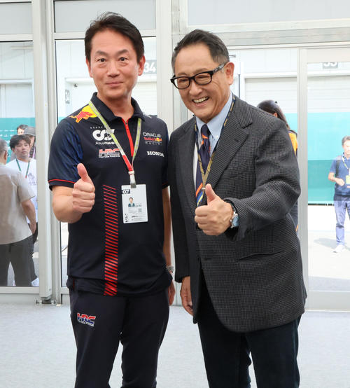 ホンダ・レーシング（HRC）の渡辺康治社長（左）とポーズをとるトヨタ豊田章男会長（撮影・宮崎幸一）