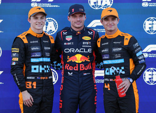 予選トップ3で笑顔を見せる、左から2位マクラーレンのピアストリ、1位レッドブルのフェルスタッペン、3位マクラーレンのノリス（撮影・宮崎幸一）