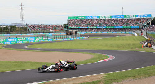 予選でQ3に進出し、9位となったアルファ・タウリの角田裕毅は、1～2コーナースタンドを埋めたファンの拍手を浴びる（撮影・宮崎幸一）
