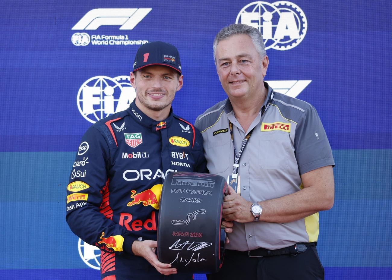 ポールポジションのレッドブル・フェルスタッペン（左）（ロイタ－）