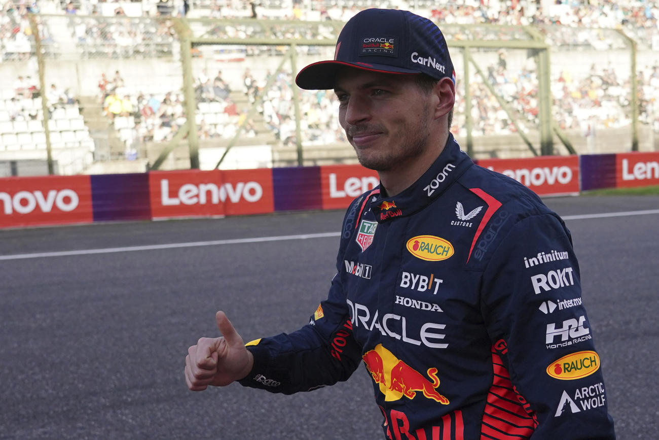 ポールポジションのレッドブル・フェルスタッペンは笑顔でサムズアップ（AP)