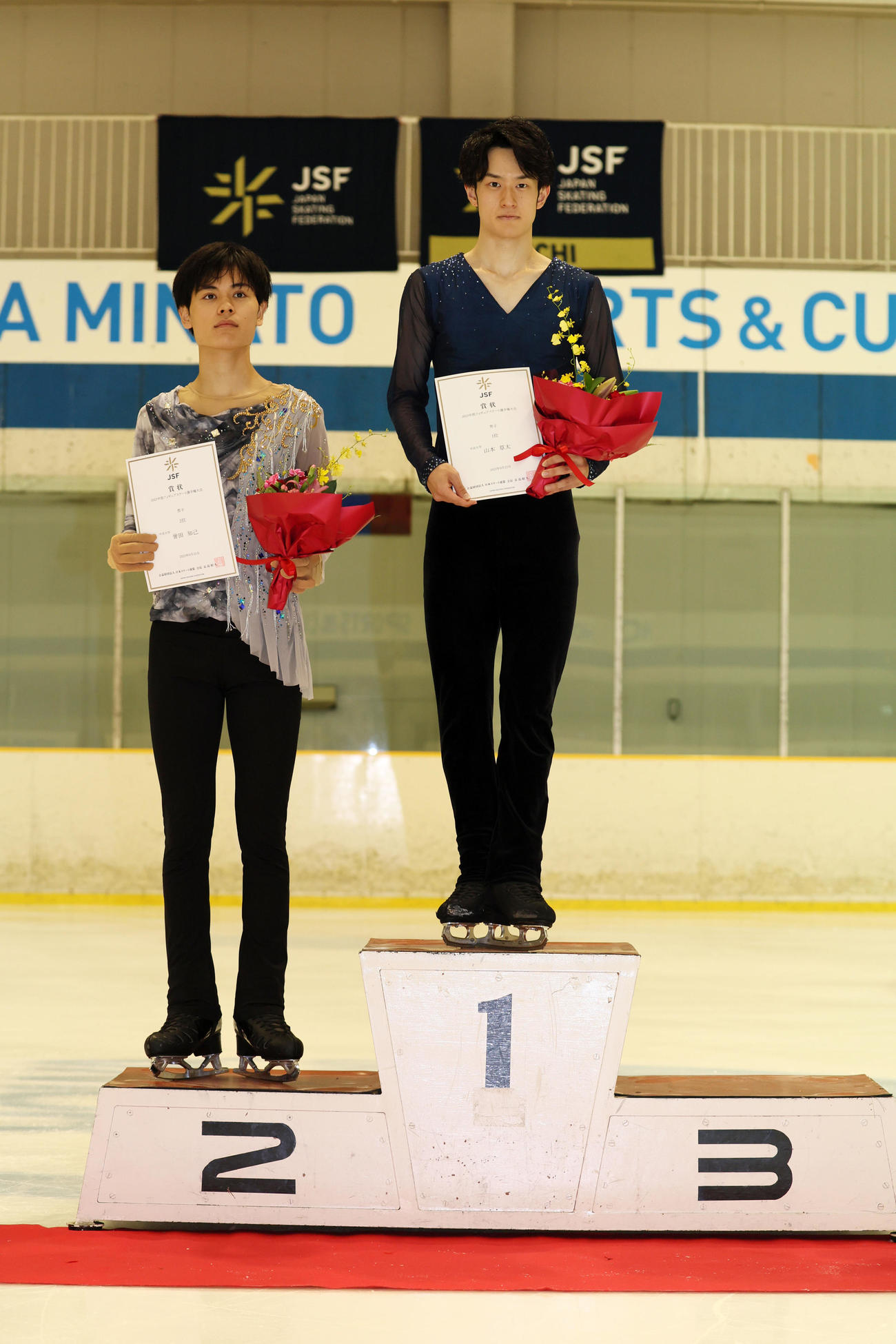 中部フィギュアスケート選手権　男子の部　優勝の山本草太（右）と2位の誉田知己（撮影・加藤哉）