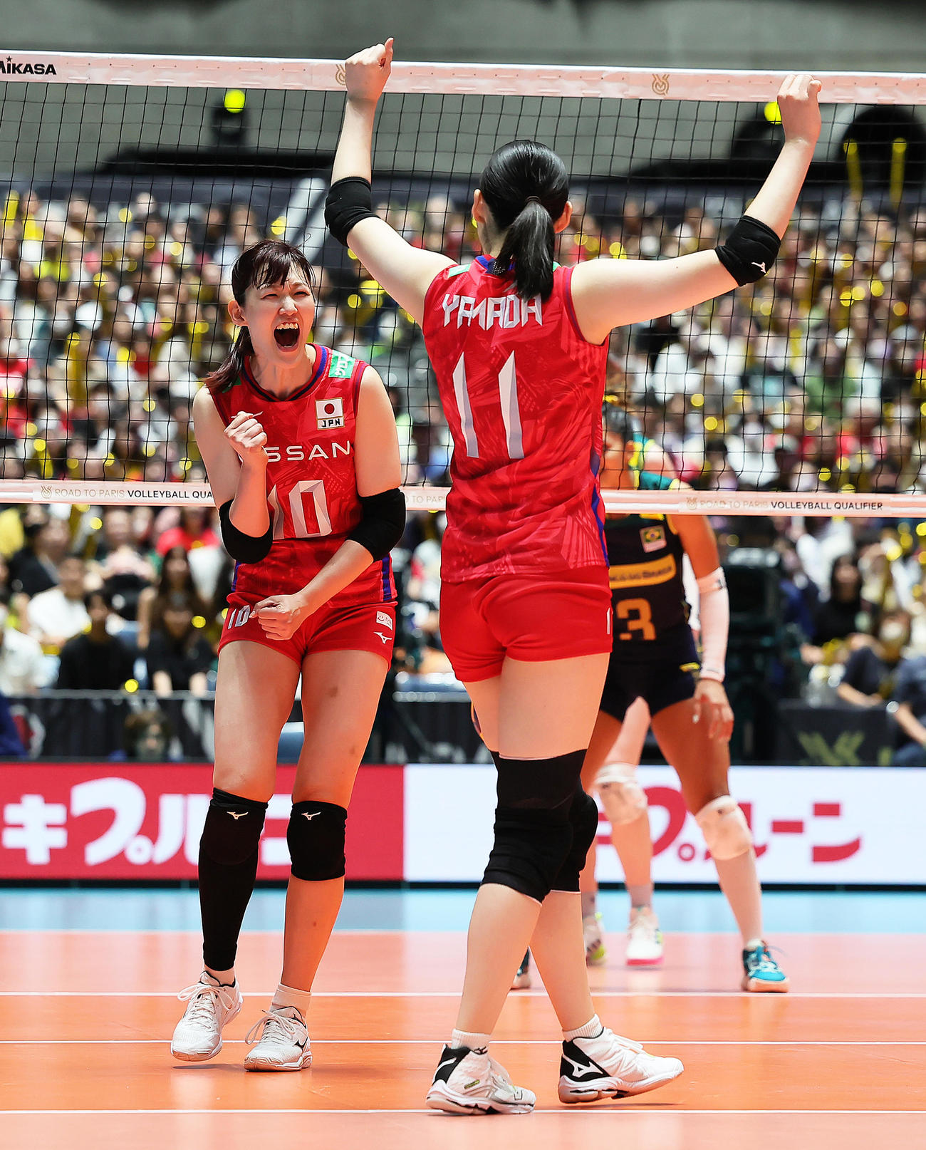 日本対ブラジル　第4S、得点を決めガッツポーズする井上（左）（撮影・足立雅史）