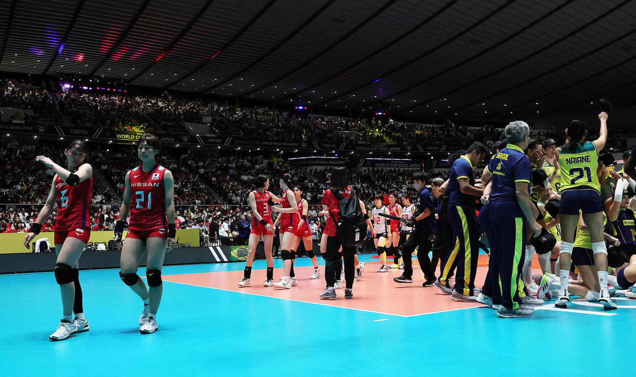 日本対ブラジル　フルセットで敗れ、今大会でのパリ五輪出場を逃した日本（撮影・足立雅史）