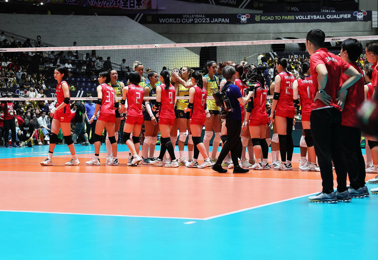 日本対ブラジル　今大会でのパリ五輪出場を逃し、引き揚げる古賀（左端）ら（撮影・足立雅史）
