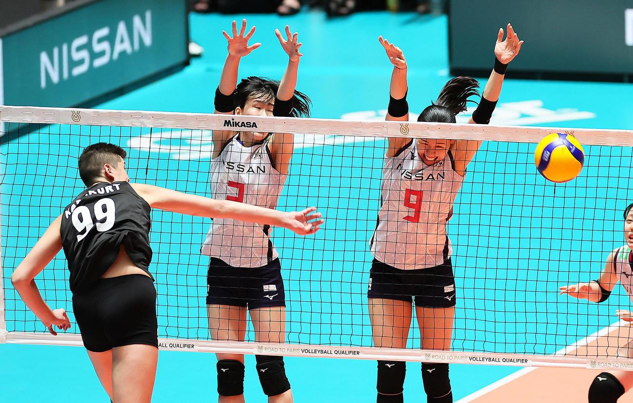 日本対トルコ　第2S、ブロックポイントを奪う渡辺（右）（撮影・足立雅史）