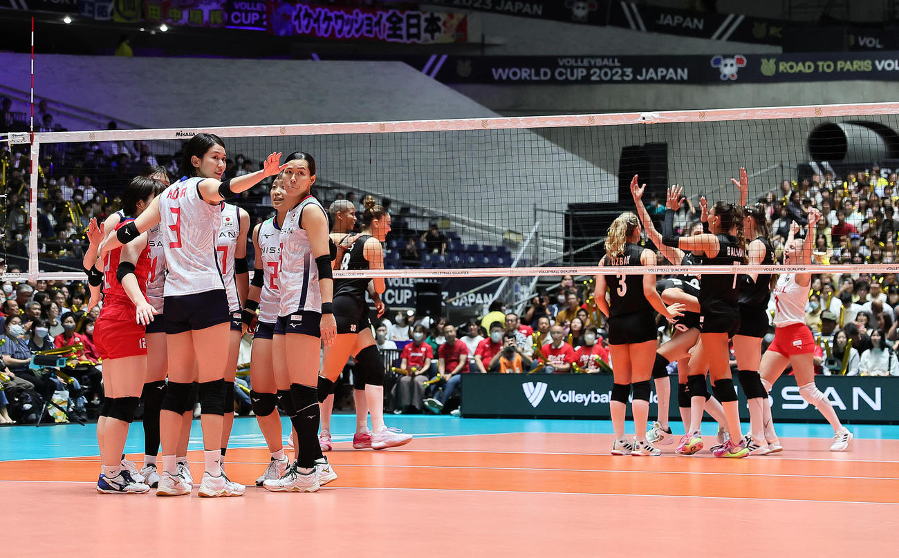 日本対トルコ　勝利しパリ五輪出場を喜ぶトルコの選手らを横目に円陣を組む古賀（左から2人目）ら（撮影・足立雅史）