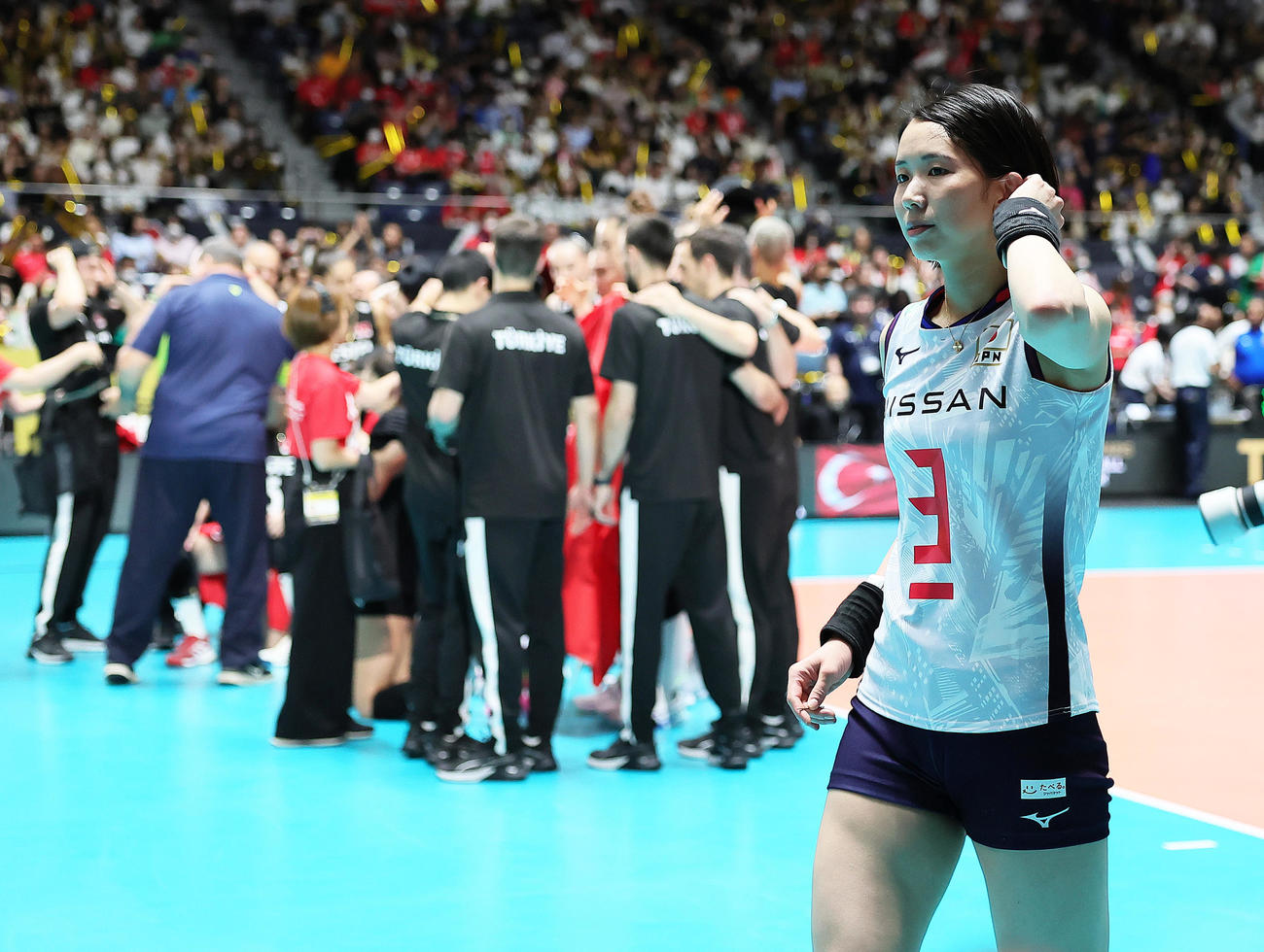 日本対トルコ　勝利しパリ五輪出場を喜ぶトルコの選手らを背に引き揚げる古賀（撮影・足立雅史）