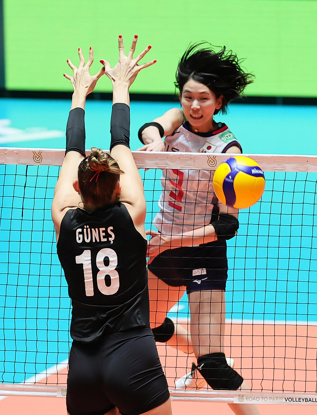 日本対トルコ　第2S、スパイクを放つ古賀（撮影・足立雅史）