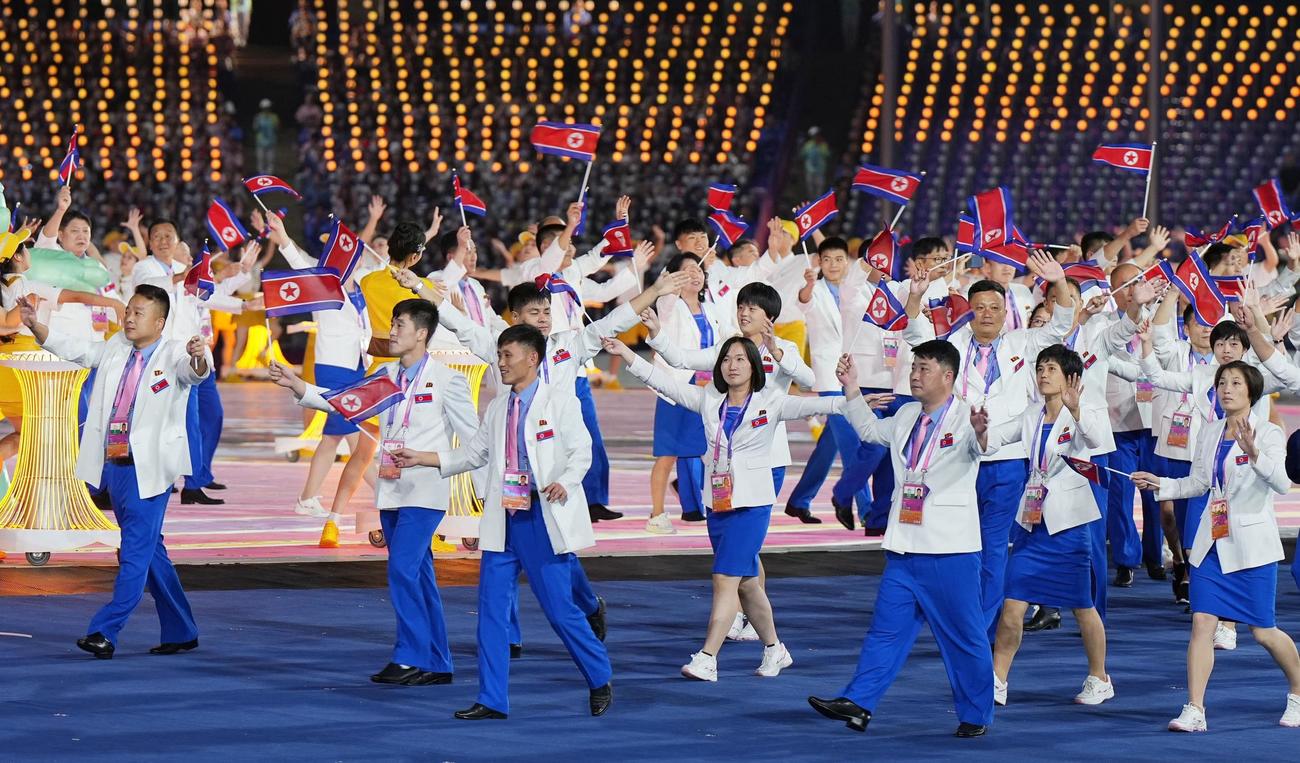 アジア大会の開会式で入場行進する北朝鮮選手団（共同）