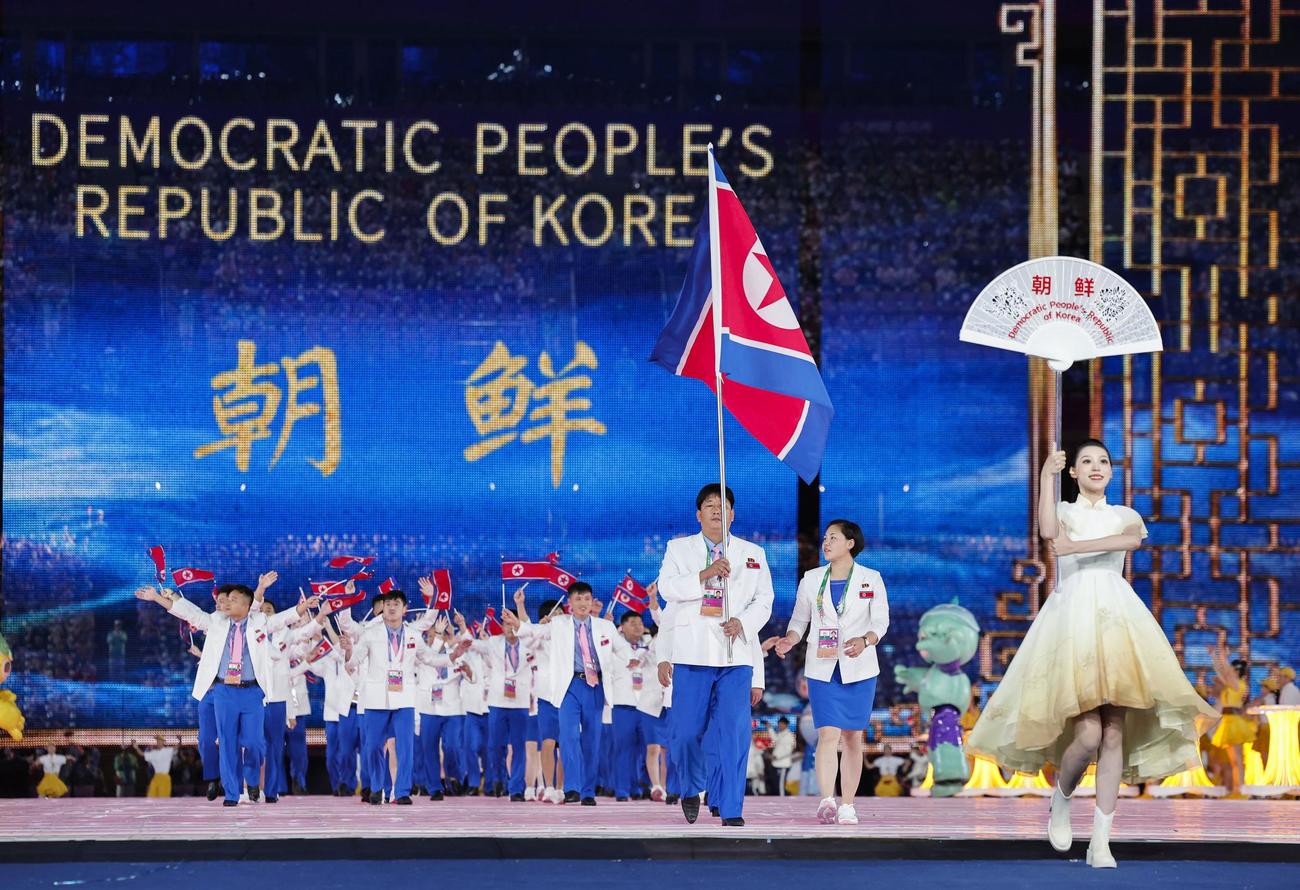 杭州アジア大会の開会式で入場行進する北朝鮮選手団（共同）