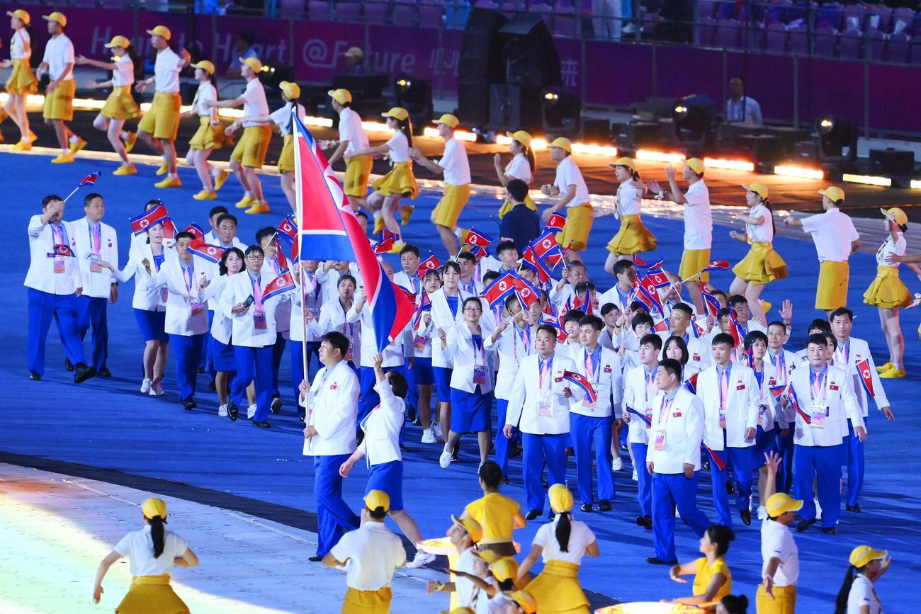 杭州アジア大会の開会式で入場行進する北朝鮮選手団（共同）