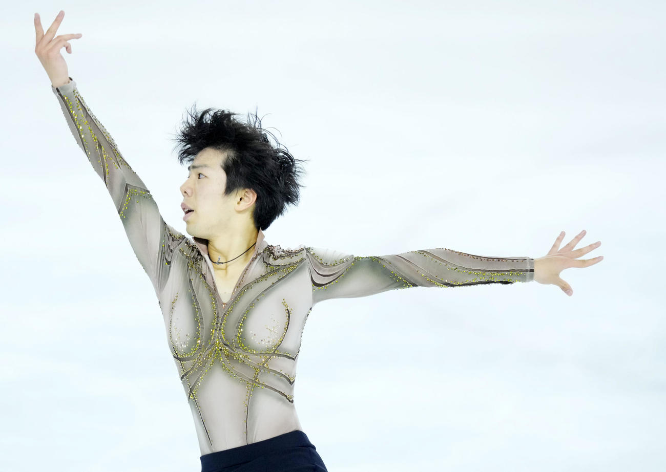 男子フリーで演技する佐藤駿（撮影・横山健太）