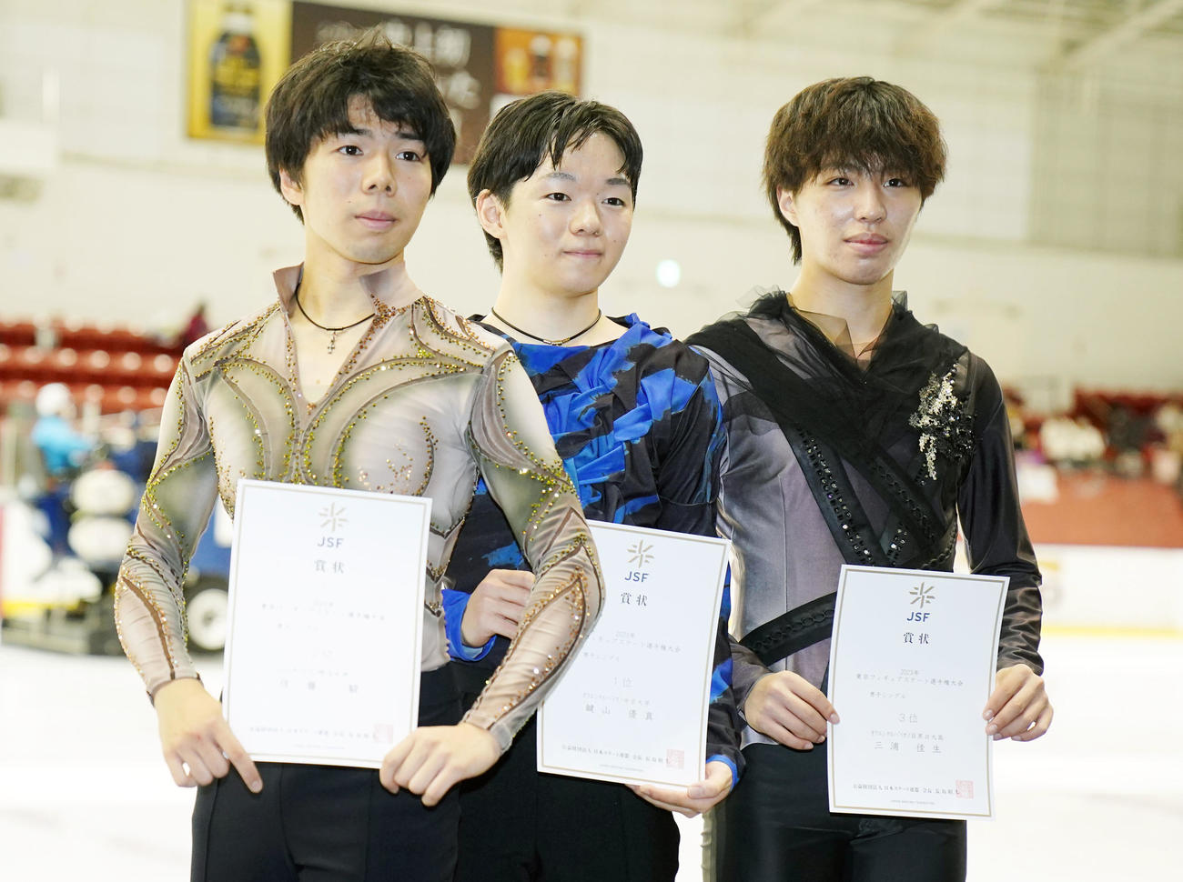 男子表彰式で笑顔を見せる、左から2位佐藤駿、1位鍵山、3位三浦（撮影・横山健太）