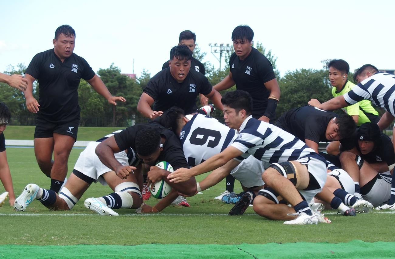 天理大対関大　前半31分に勝ち越しのトライを決める天理大NO8パトリック・ヴァカタ（撮影・永田淳）