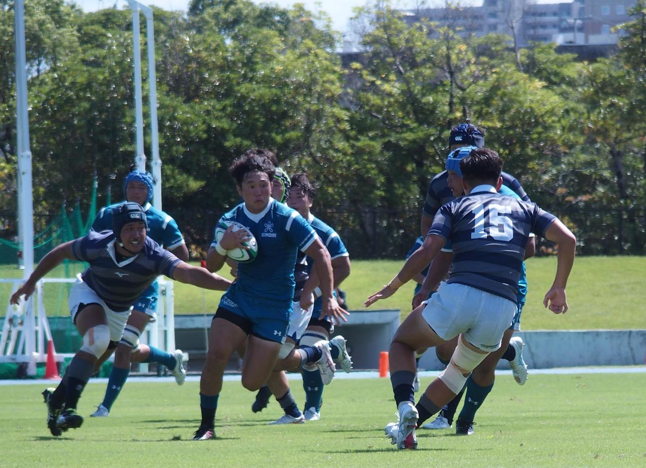 同志社大対近大　ボールを運ぶ近大SO半田裕己（撮影・永田淳）