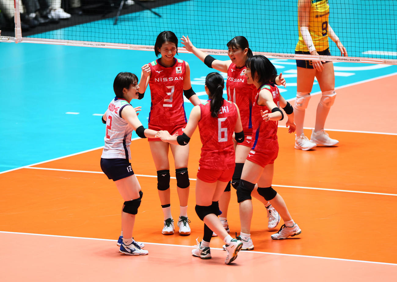 日本対ブラジル　第1S、得点を喜ぶ古賀（左から2人目）ら（撮影・足立雅史）