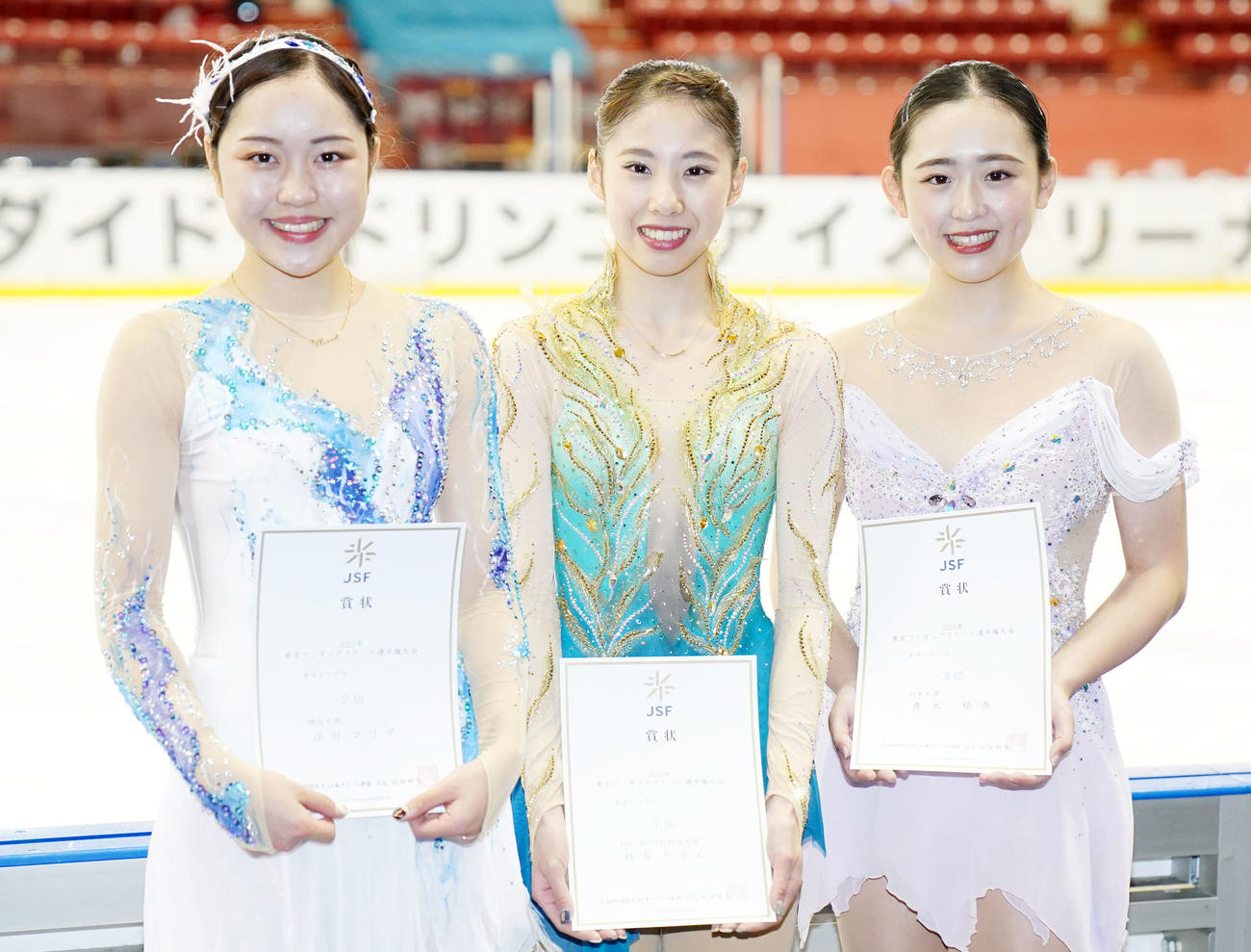 女子表彰式で笑顔を見せる、左から2位江川、1位住吉、3位青木（撮影・横山健太）