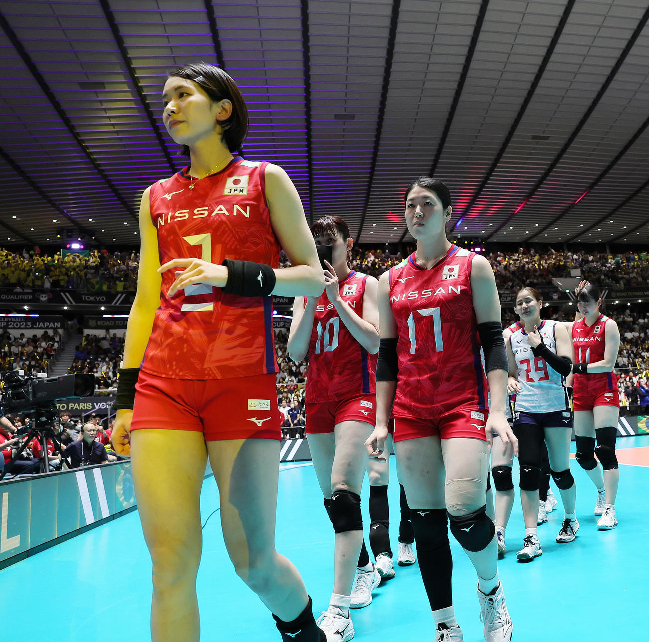 日本対ブラジル　今大会でのパリ五輪出場を逃し、引き揚げる、左から古賀、井上、田中ら（撮影・足立雅史）