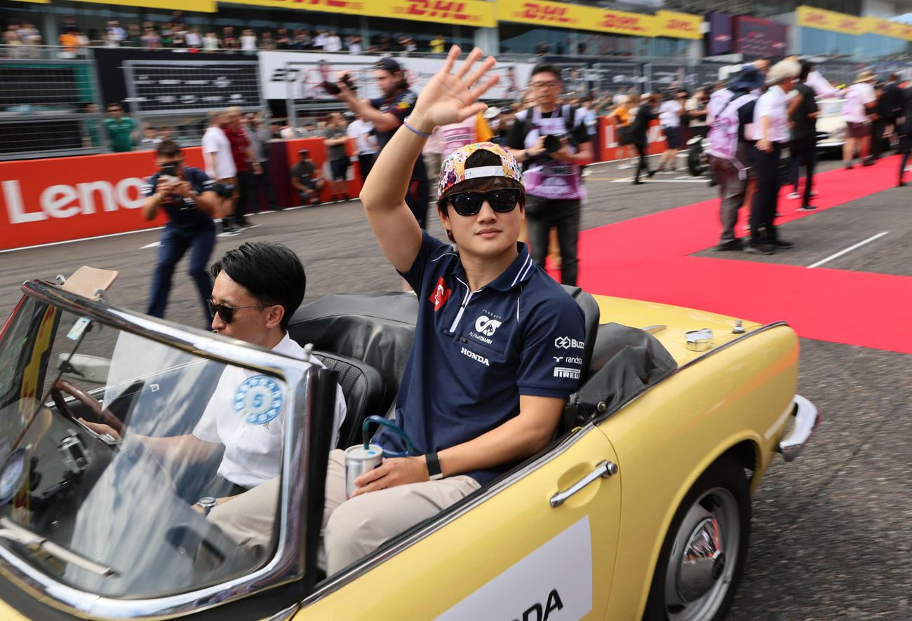 ドライバーズパレードに出発するアルファタウリの角田裕毅（撮影・宮崎幸一）