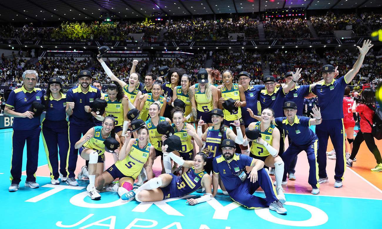 日本対ブラジル　パリ五輪出場を決め、笑顔で記念撮影に臨むブラジル（撮影・足立雅史）