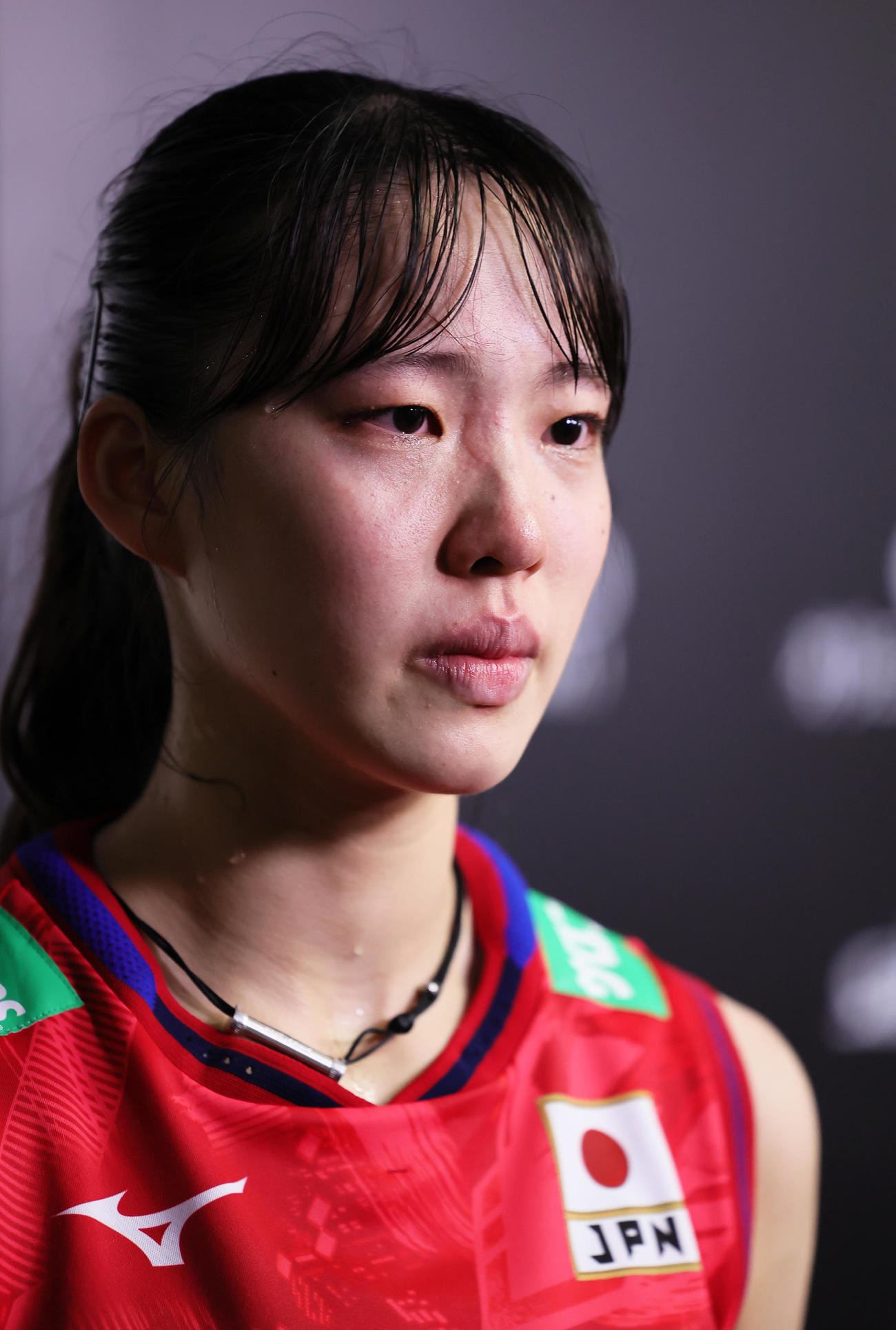 日本対ブラジル　試合を振り返る関（撮影・足立雅史）