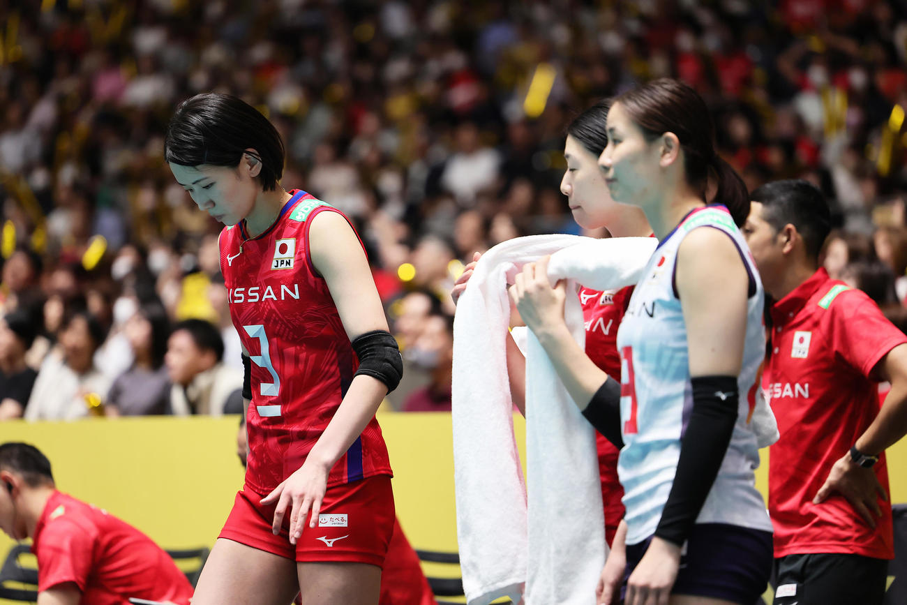 日本対ブラジル　試合終了をベンチで迎え、今大会でのパリ五輪出場を逃した古賀（左）（撮影・足立雅史）