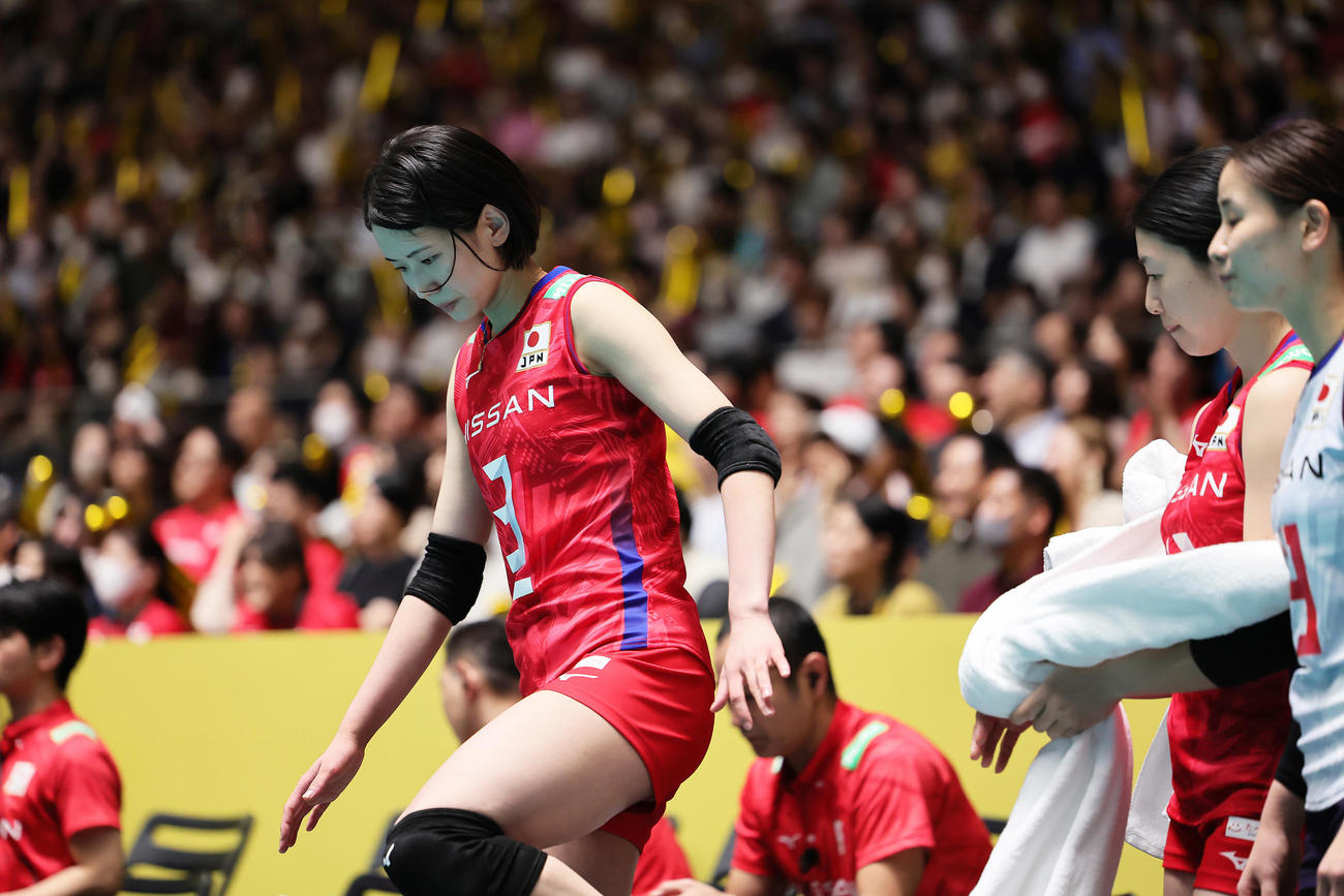 日本対ブラジル　試合終了をベンチで迎え、今大会でのパリ五輪出場を逃した古賀（左）（撮影・足立雅史）