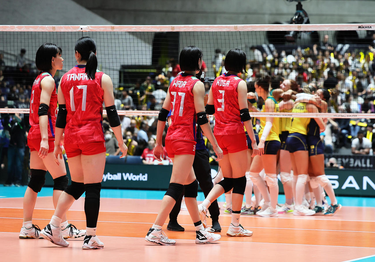 日本対ブラジル　パリ五輪出場を決め喜ぶブラジルの選手を見つめる古賀（手前右）ら（撮影・足立雅史）
