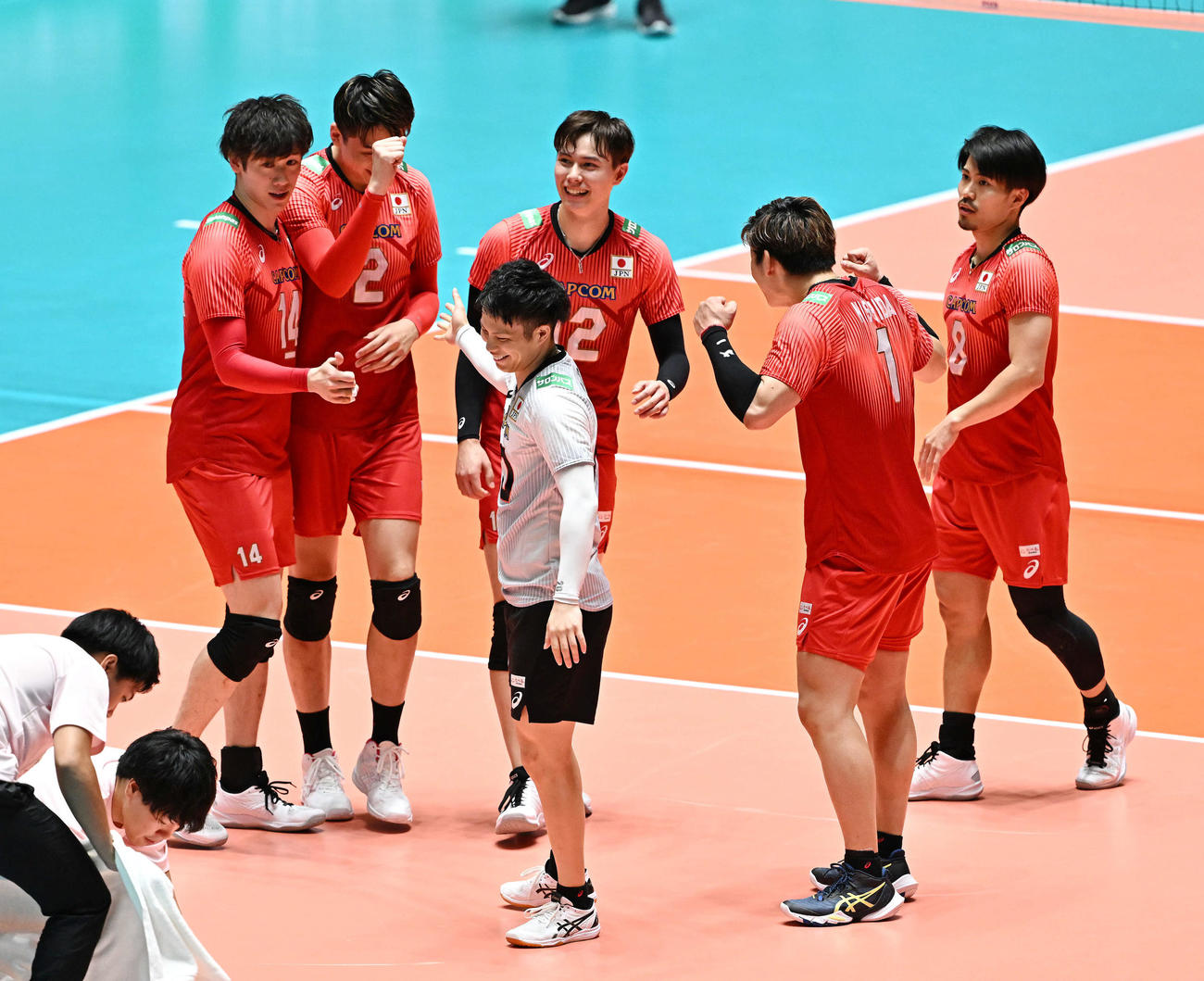 日本対カナダ　第2セットを取りタッチをかわす日本の選手たち（撮影・滝沢徹郎）