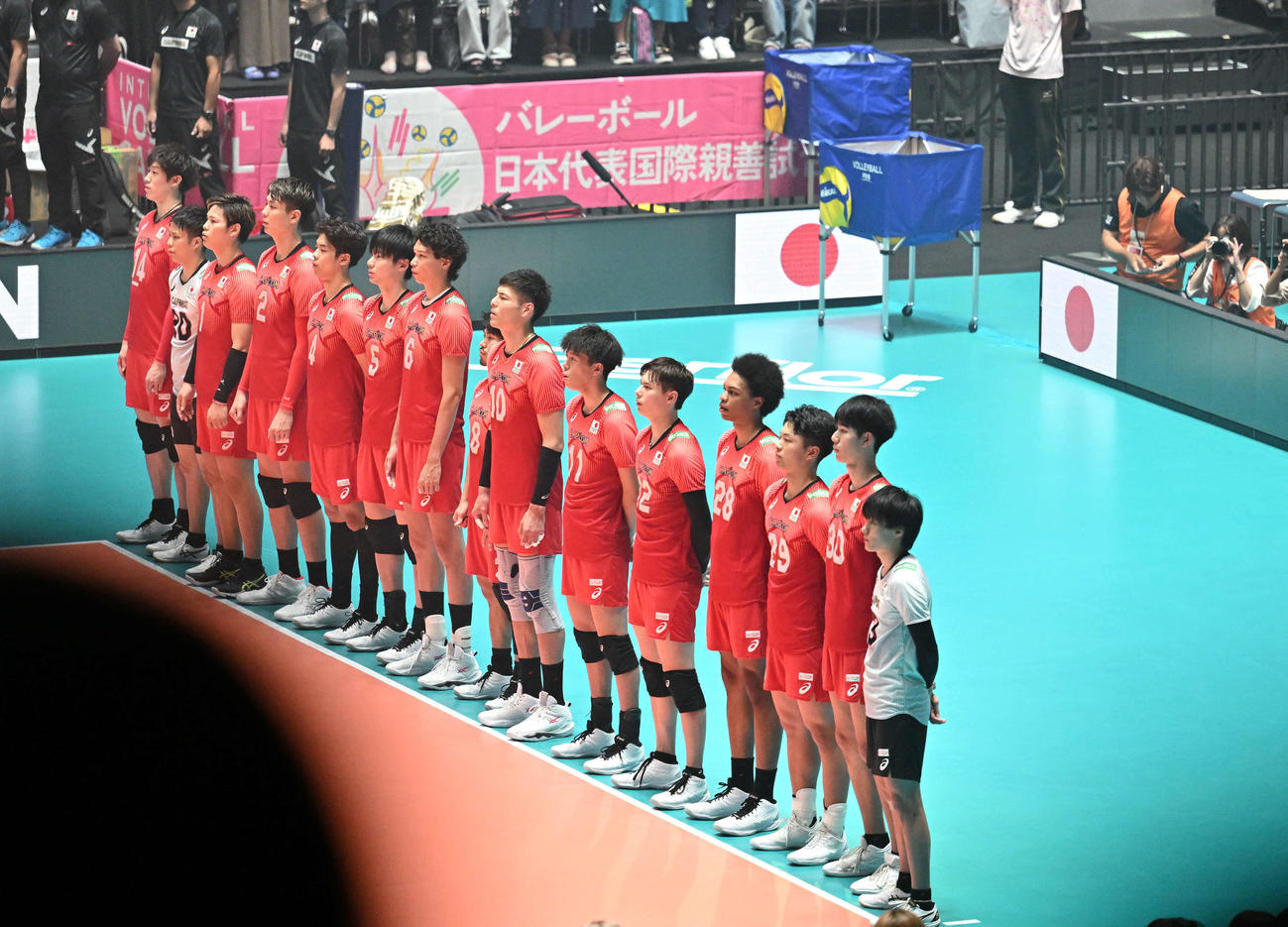 日本対カナダ　試合に臨む日本の選手たち（撮影・滝沢徹郎）