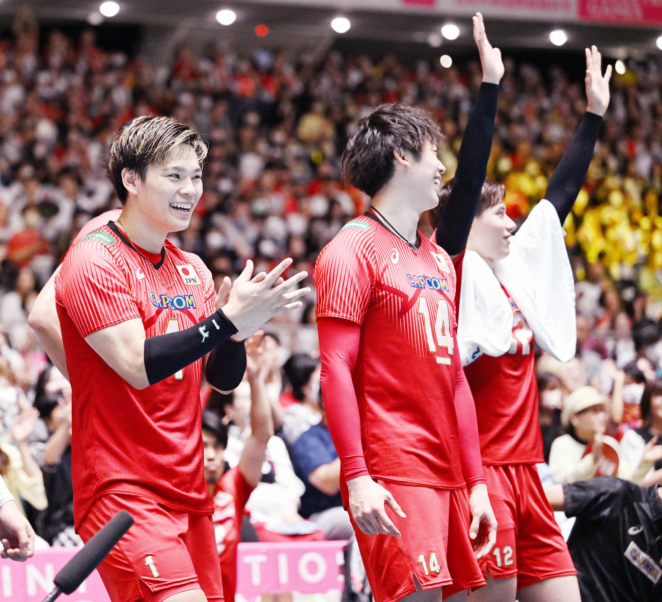 日本対カナダ　第4S、ポイントを奪いベンチ前で喜ぶ、左から西田、石川、高橋藍（撮影・滝沢徹郎）