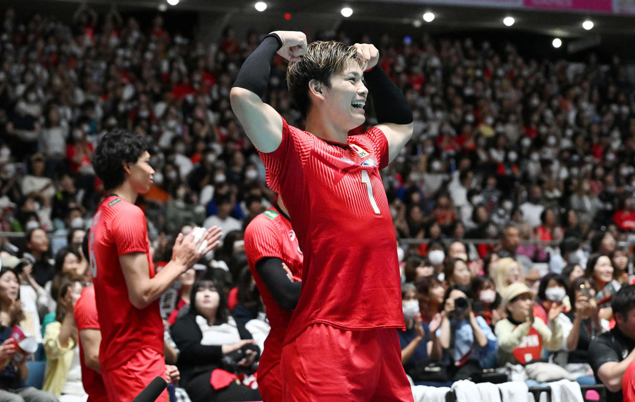 日本対カナダ　第4S、ポイントを奪ったチームメートにガッツポーズで応える西田（撮影・滝沢徹郎）