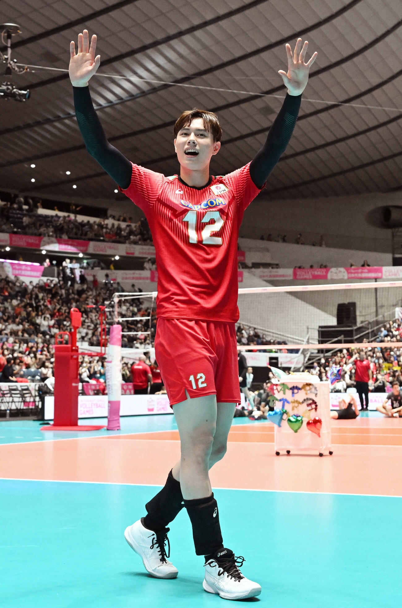 日本対カナダ　試合後、ファンに手を振る高橋藍（撮影・滝沢徹郎）