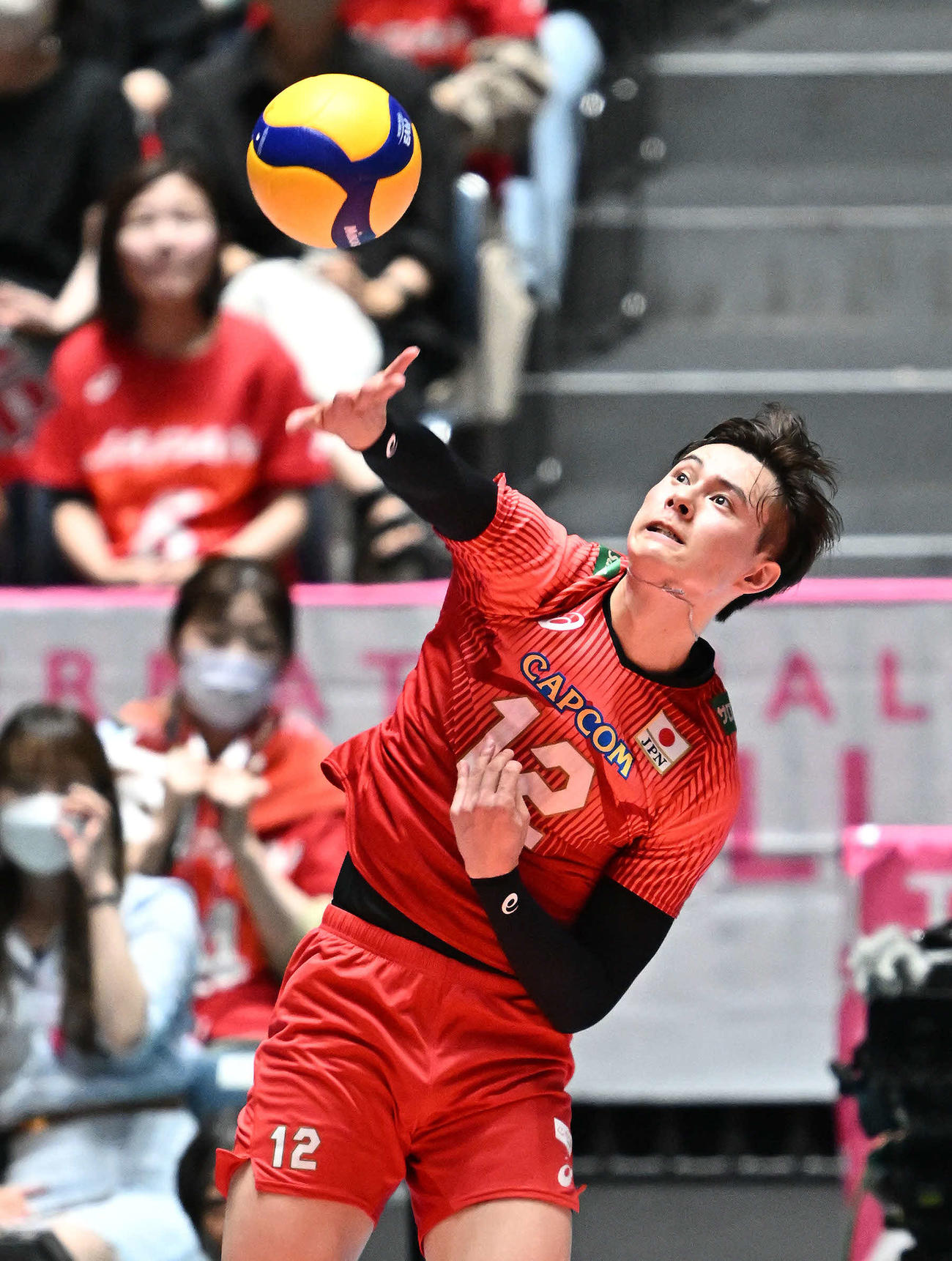 日本対カナダ　第1S、サーブを放つ高橋藍（撮影・滝沢徹郎）