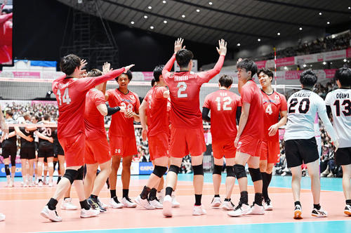 日本対カナダ　試合後、勝利を祝う日本の選手たち（撮影・滝沢徹郎）