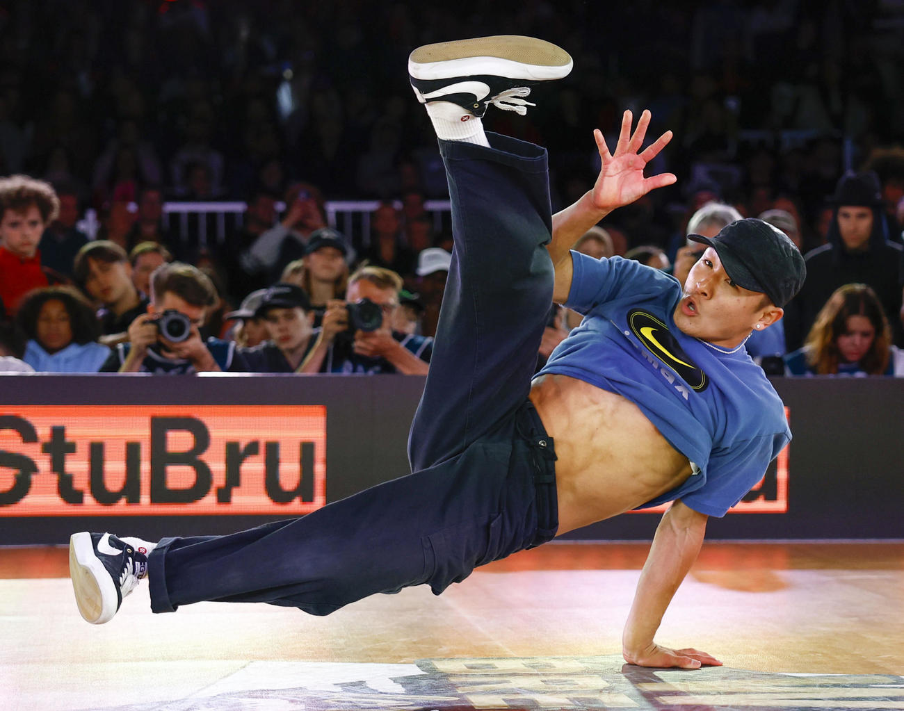 男子準決勝で演技する半井重幸（共同）