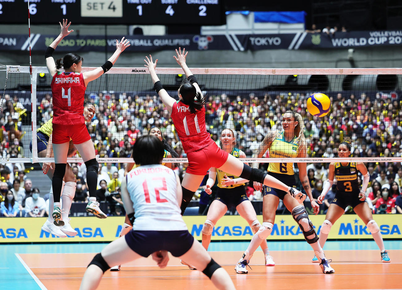 日本対ブラジル　第4S、ブロックを外され得点を許す石川（左）と山田。手前は福留（撮影・足立雅史）