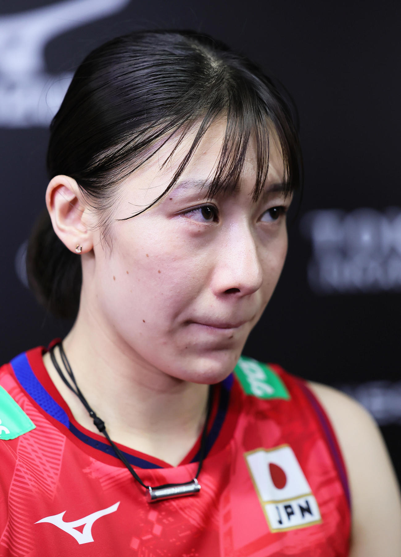 日本対ブラジル　厳しい表情で試合後のインタビューに答える石川（撮影・足立雅史）