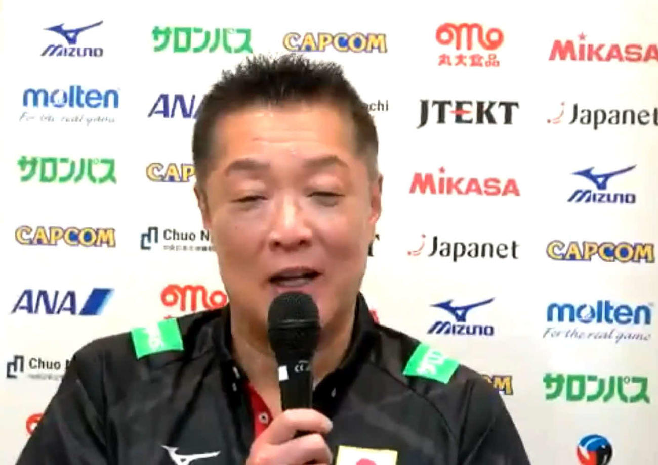 代表総括会見で話す真鍋監督コピーライトJVA