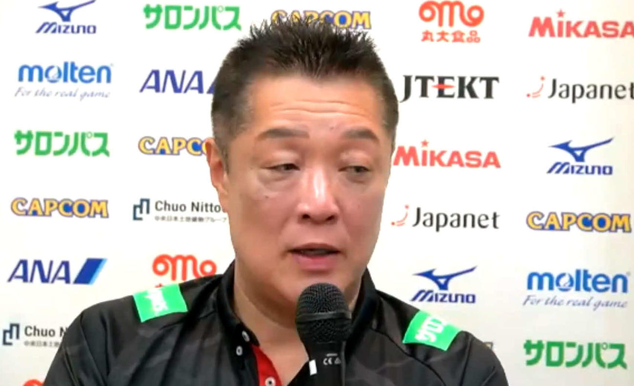 代表総括会見で話す真鍋監督コピーライトJVA