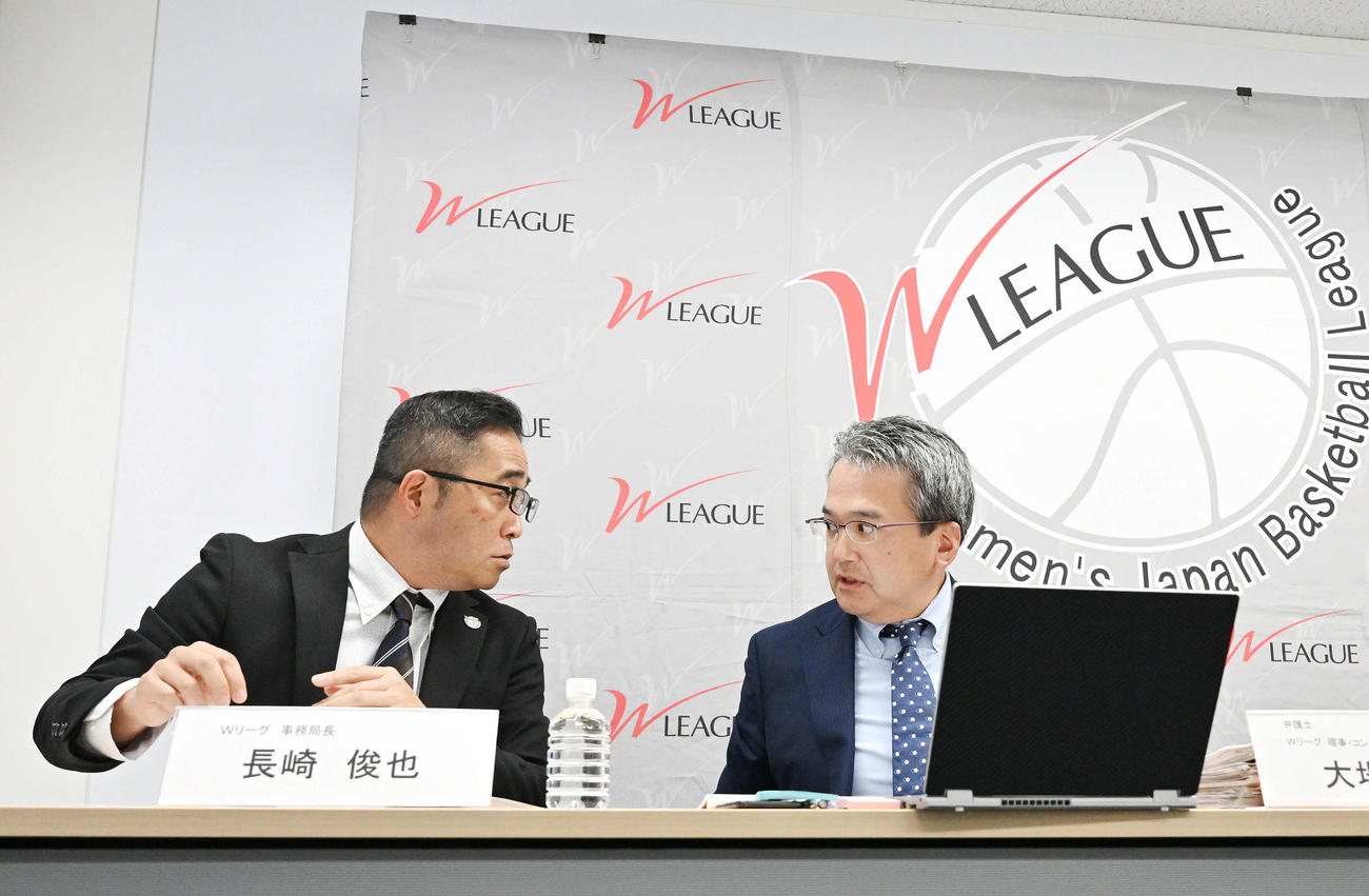 記者の質問に話し合う長崎俊也Wリーグ事務局長（左）とWリーグ理事、コンプライアンス委員長の大場規安弁護士（撮影・滝沢徹郎）