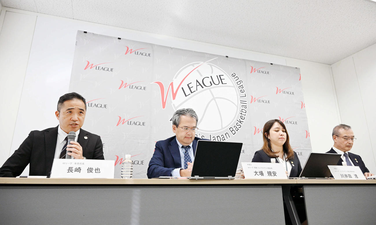 会見する長崎俊也Wリーグ事務局長（左）ら（撮影・滝沢徹郎）