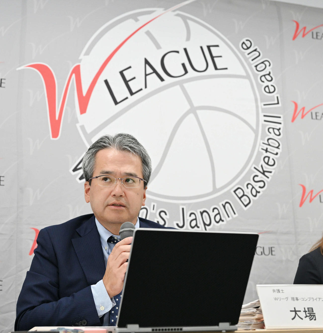 会見するWリーグ理事、コンプライアンス委員長の大場規安弁護士（撮影・滝沢徹郎）