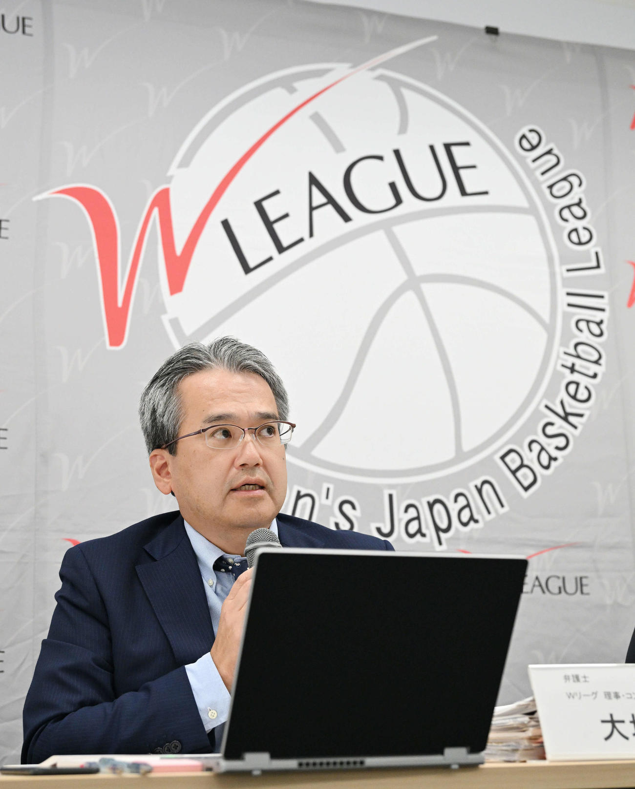 会見するWリーグ理事、コンプライアンス委員長の大場規安弁護士（撮影・滝沢徹郎）