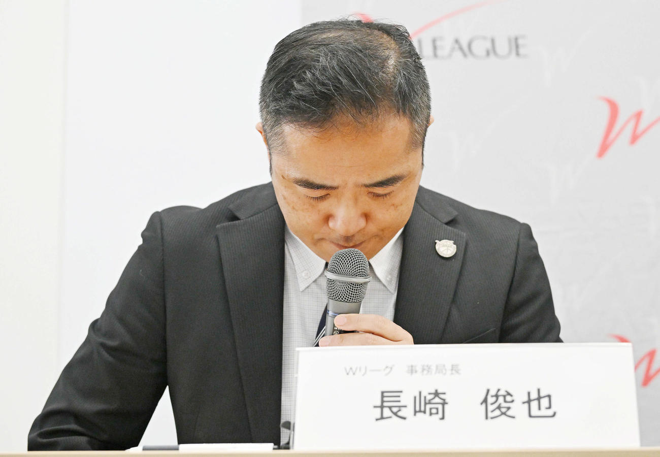会見で一連の騒動を謝罪する長崎俊也Wリーグ事務局長（撮影・滝沢徹郎）
