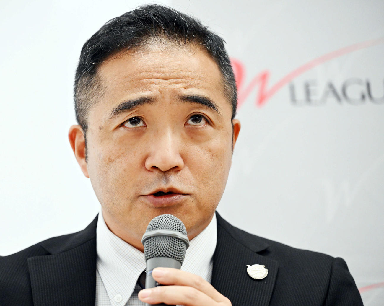 厳しい表情で会見に臨む長崎俊也Wリーグ事務局長（撮影・滝沢徹郎）