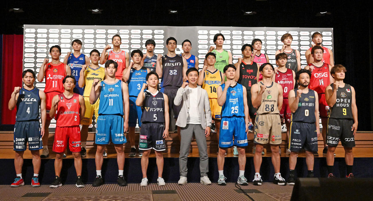 Bリーグ開幕前会見で記念撮影する島田チェアマン（前列中央）と選手たち（撮影・滝沢徹郎）